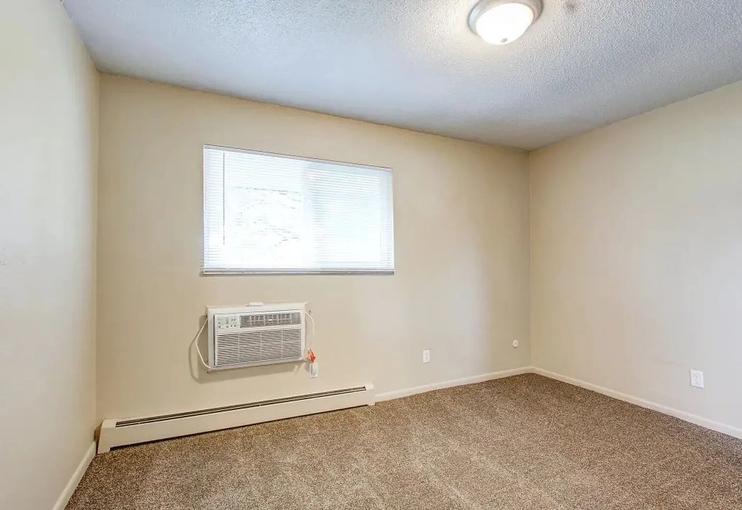 Country Club Apartments – photo 1
