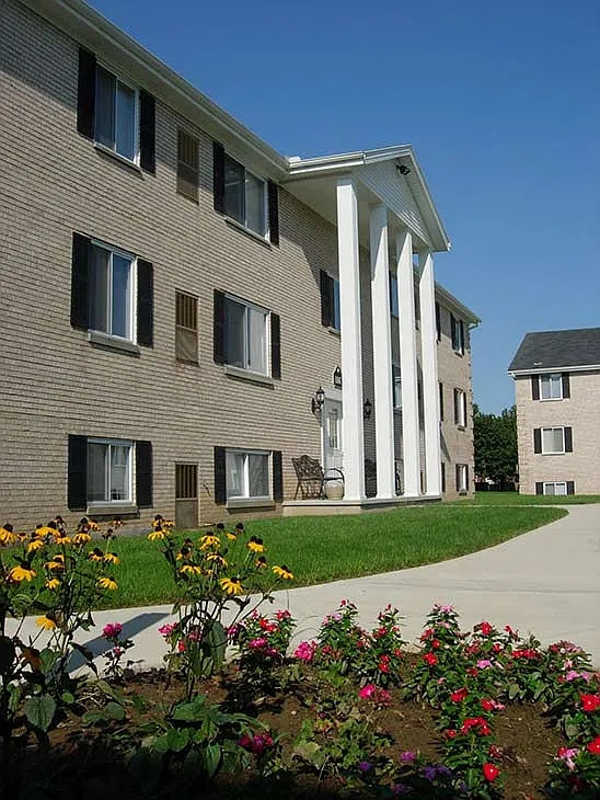 Woodview Commons Apartments – photo 1