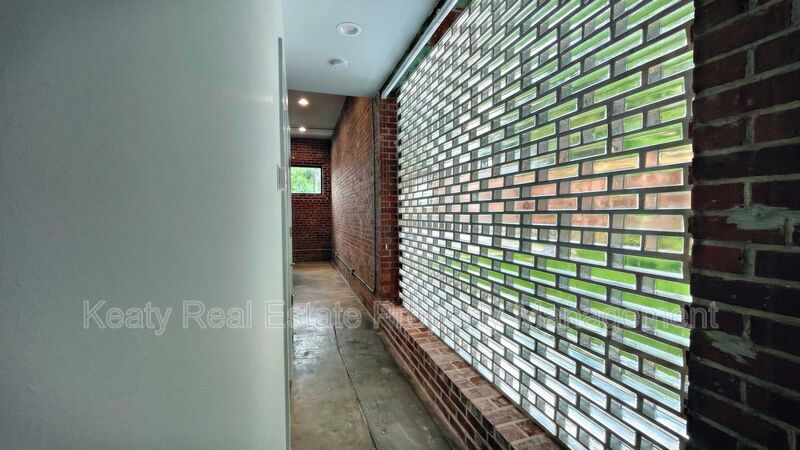 136 E Cypress St unit A – photo 2