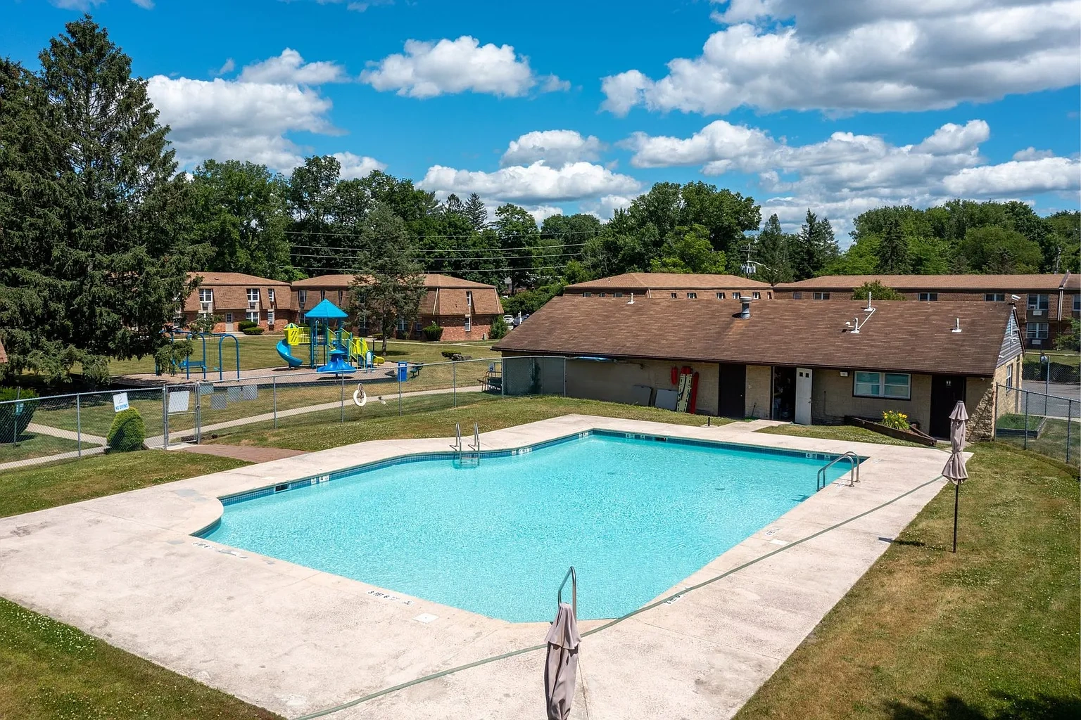 Country Manor Apartments – photo 1