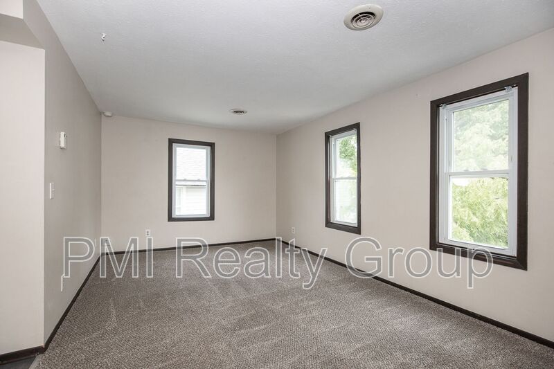 346 Eagle St unit 2 – photo 2