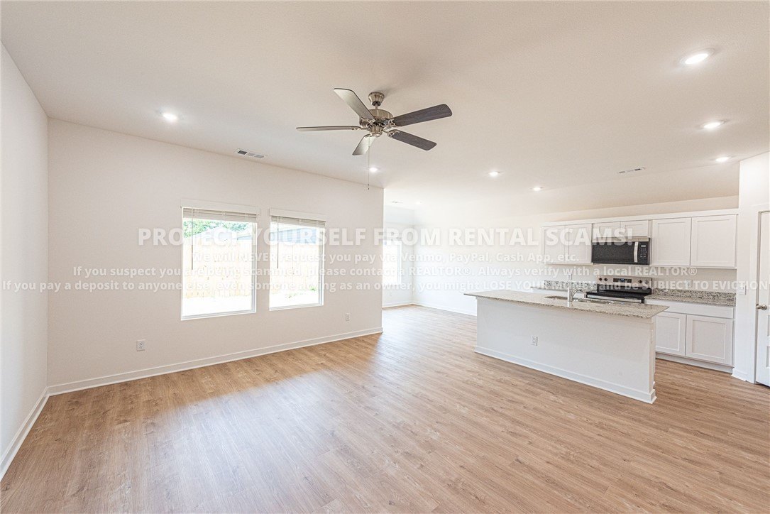 420 Raegan St – photo 4