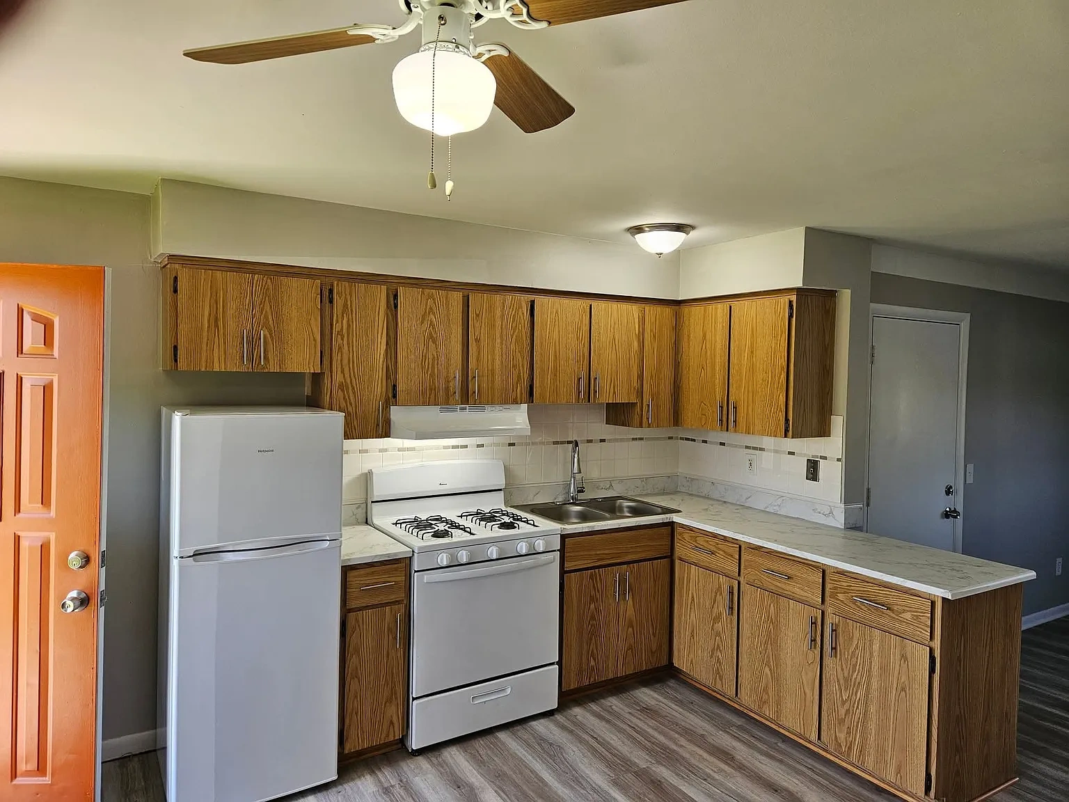 Lakeview Apartments – photo 1