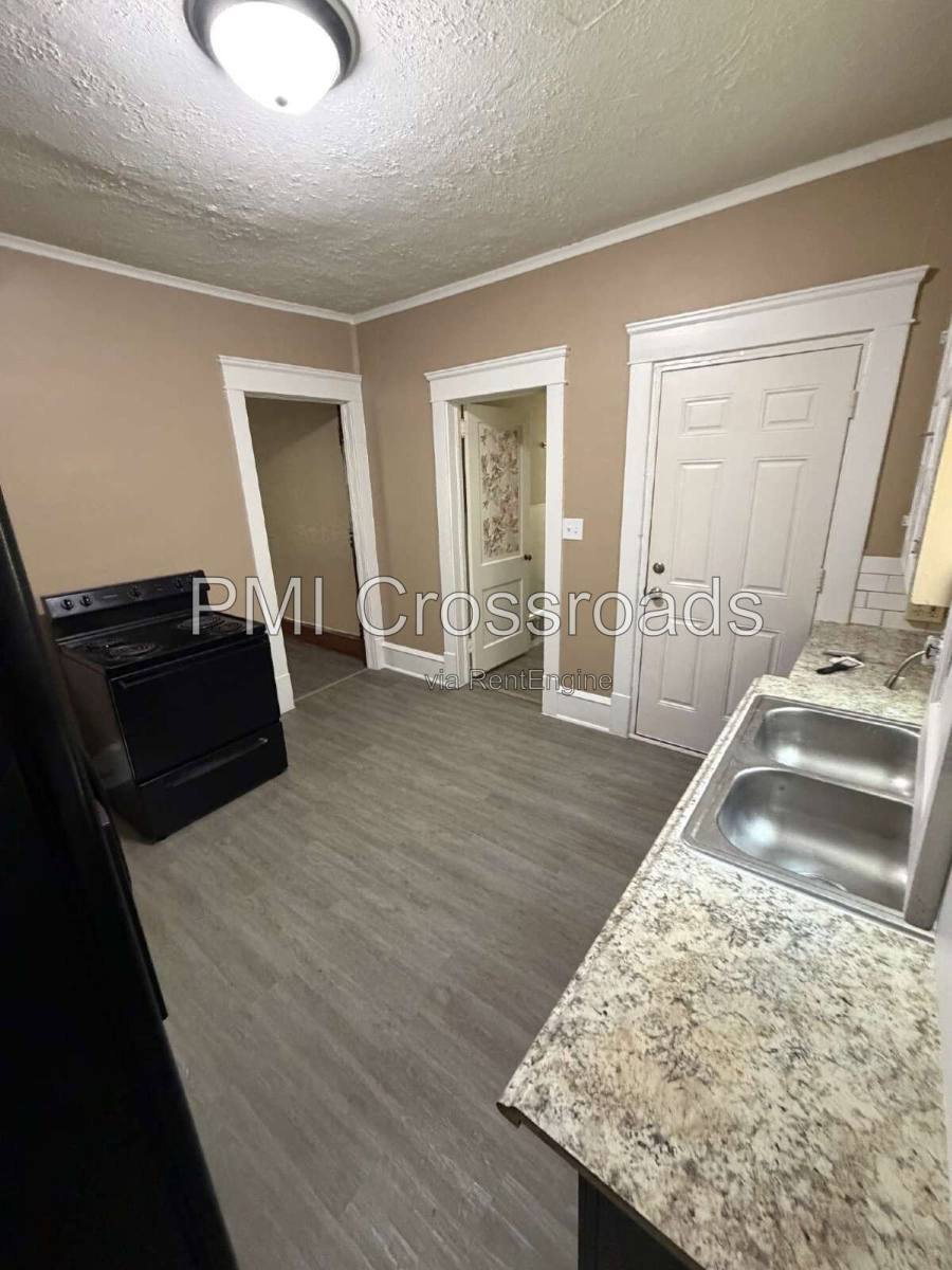 932 Roslyn Ave SW unit 1 – photo 2