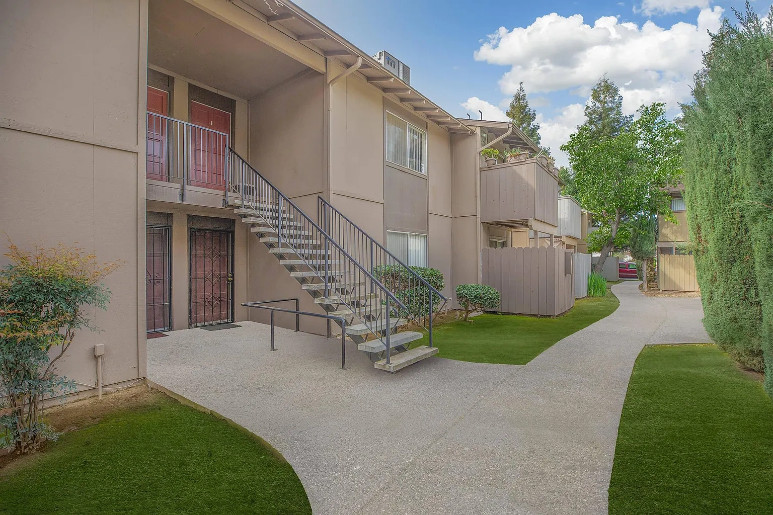 Lindsay Apartments – photo 4