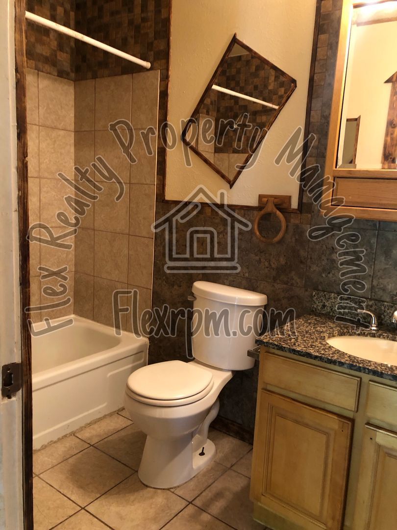 1112 Bronson Ave unit FRONT – photo 4