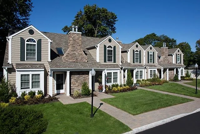 Fairfield Townhouses at Amityville Village – photo 2