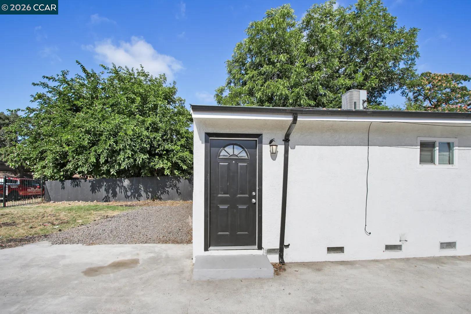 2225 E Myrtle St – photo 3