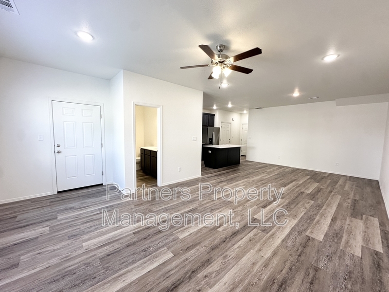 821 S Benchmark Ln unit 2 – photo 4