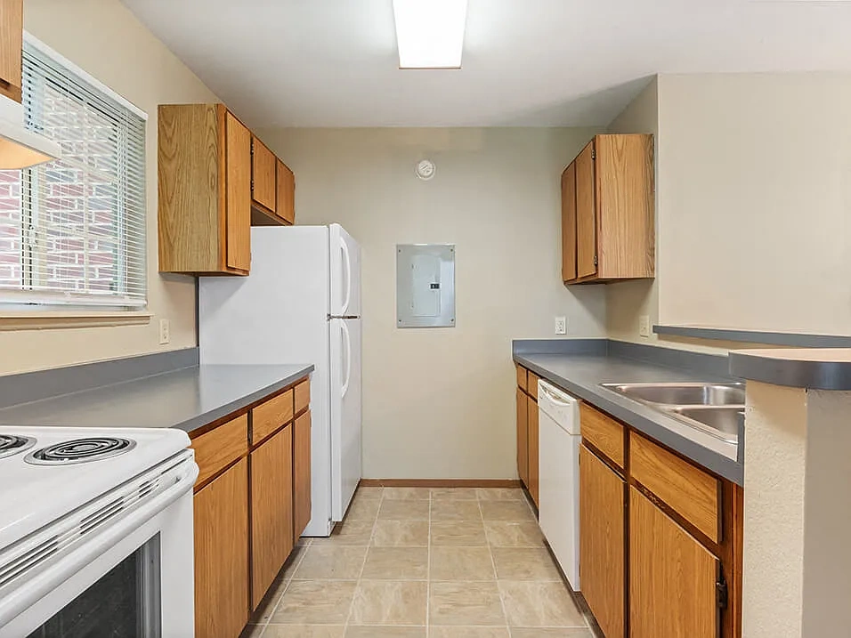 Country Club Apartments – photo 5
