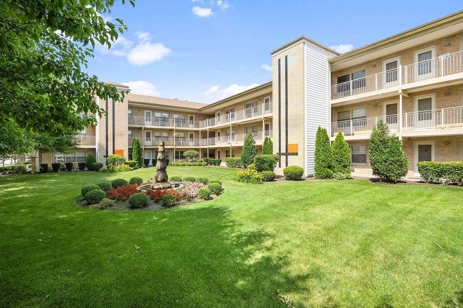 The Riviera Apartments of Evergreen Park – photo 2