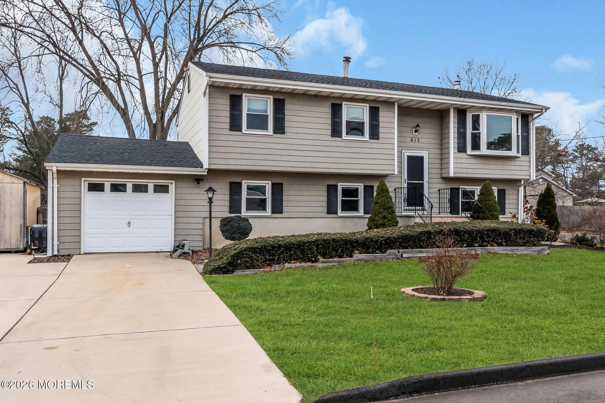613 Champlain St – photo 1