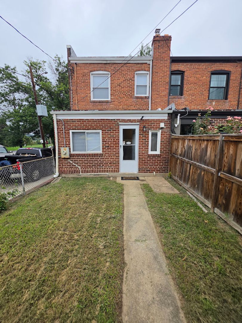 3311 Clay Pl NE – photo 2