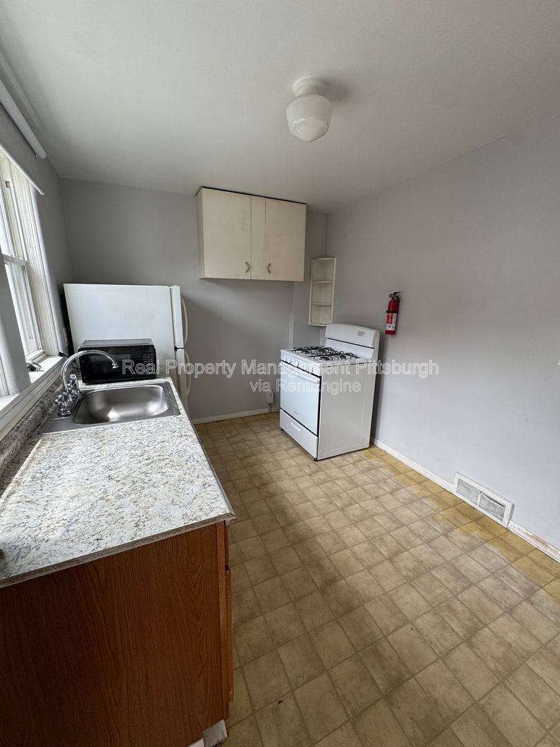 627 5th Ave – photo 2