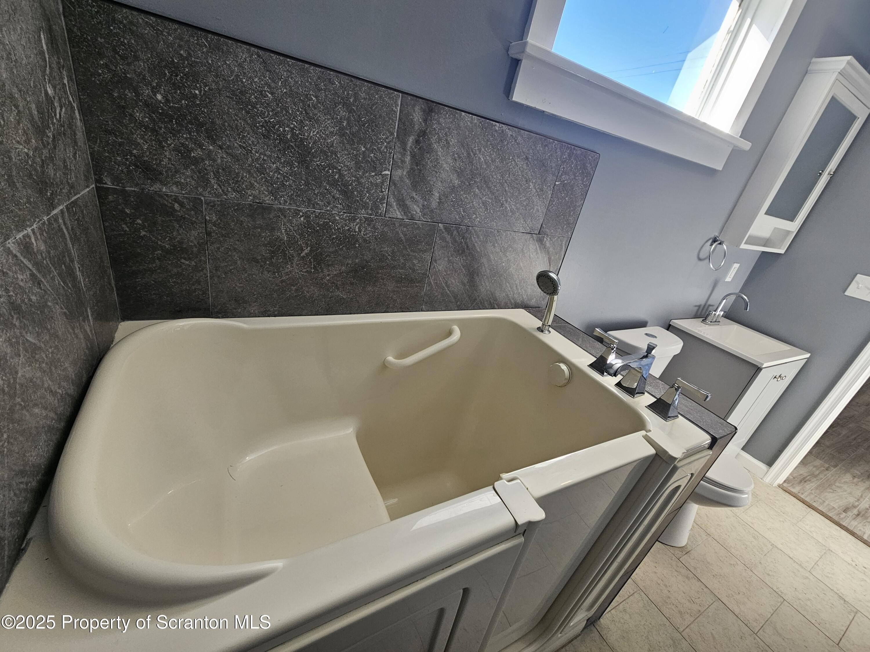 125 N River St #A – photo 5