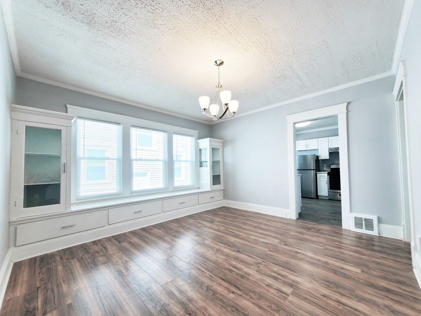 3447 Altamont Ave unit 1st-Floor – photo 4