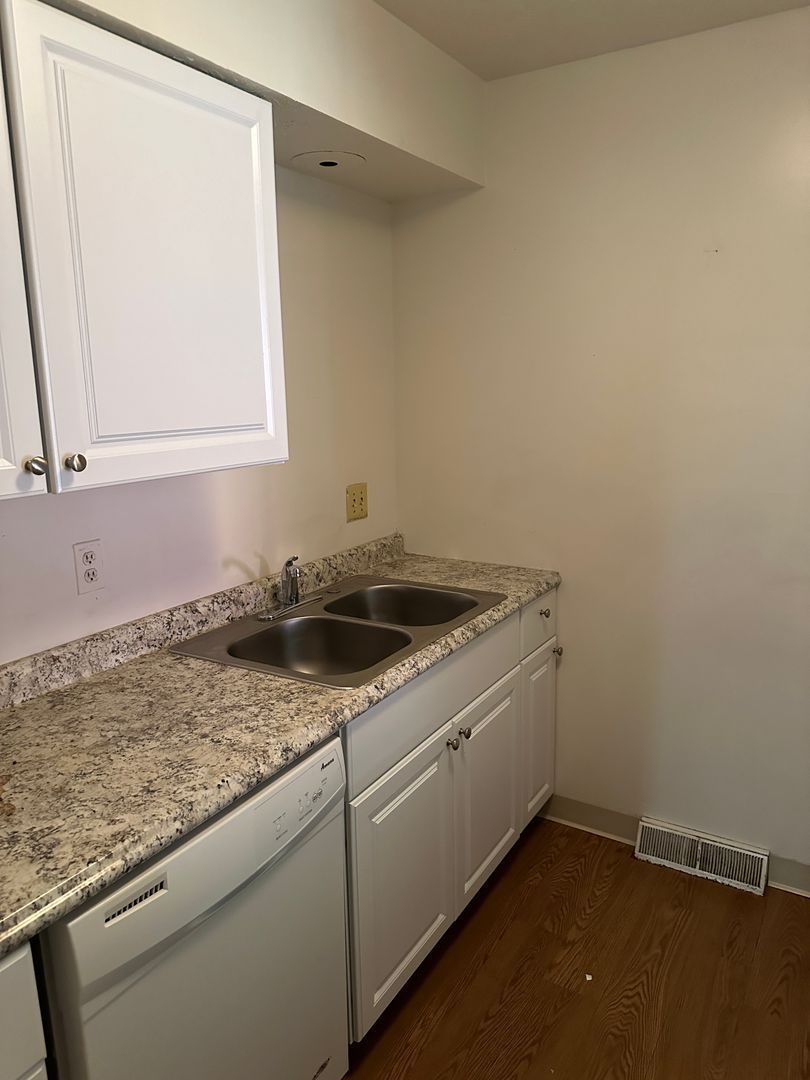 101 Lemans Dr unit 5 – photo 2