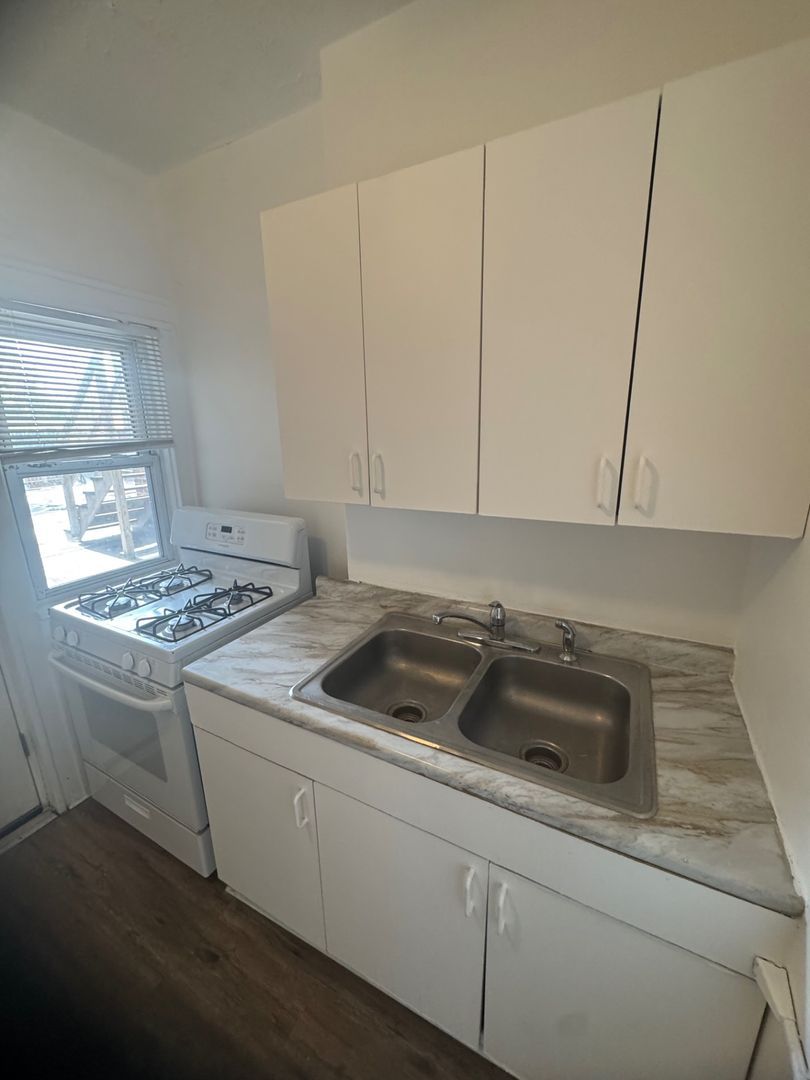9605 Lorain Ave unit 9605 Lorain Ave - Unit 7 – photo 4