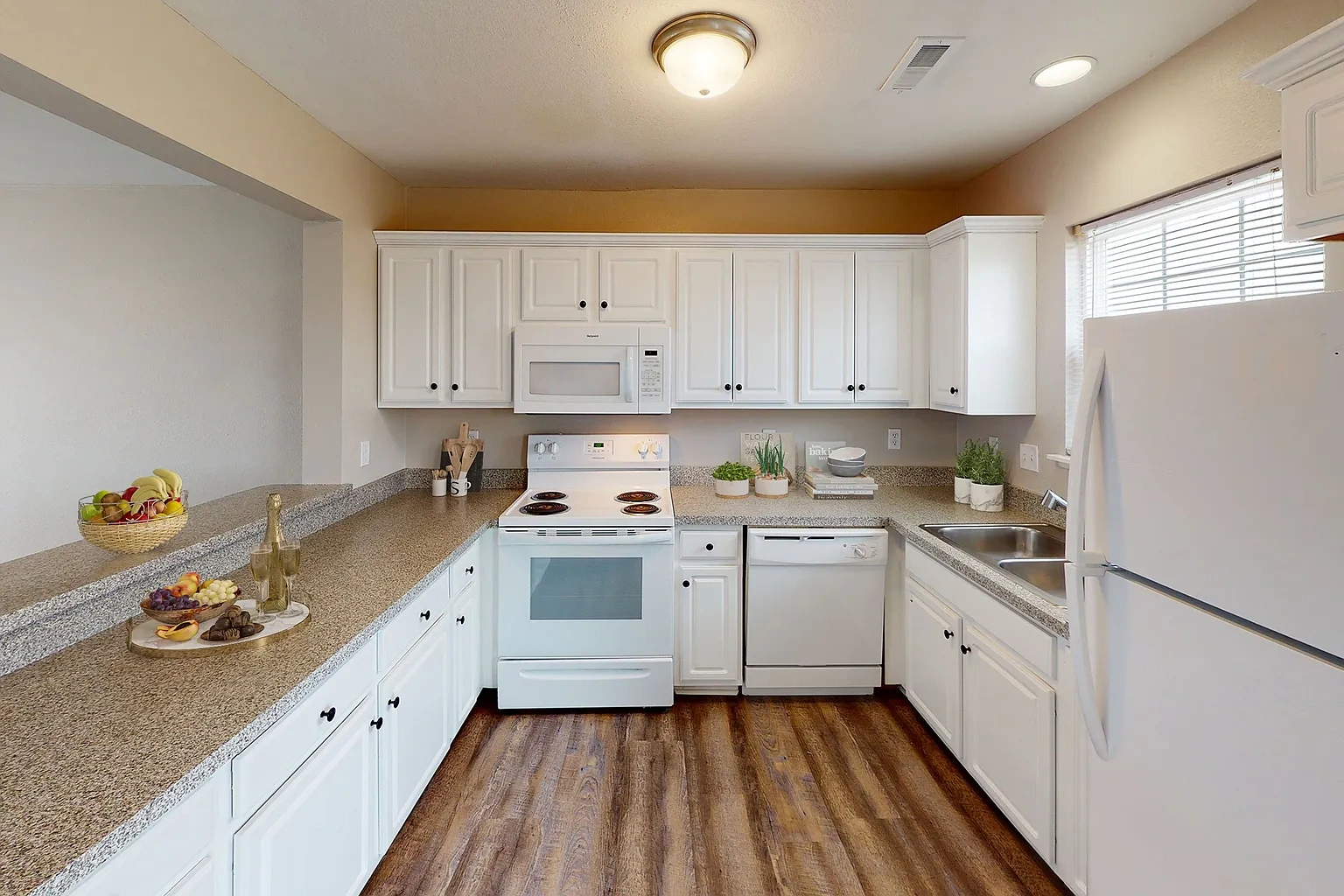 Owens Lake Commons Apartments & Townhomes – photo 1