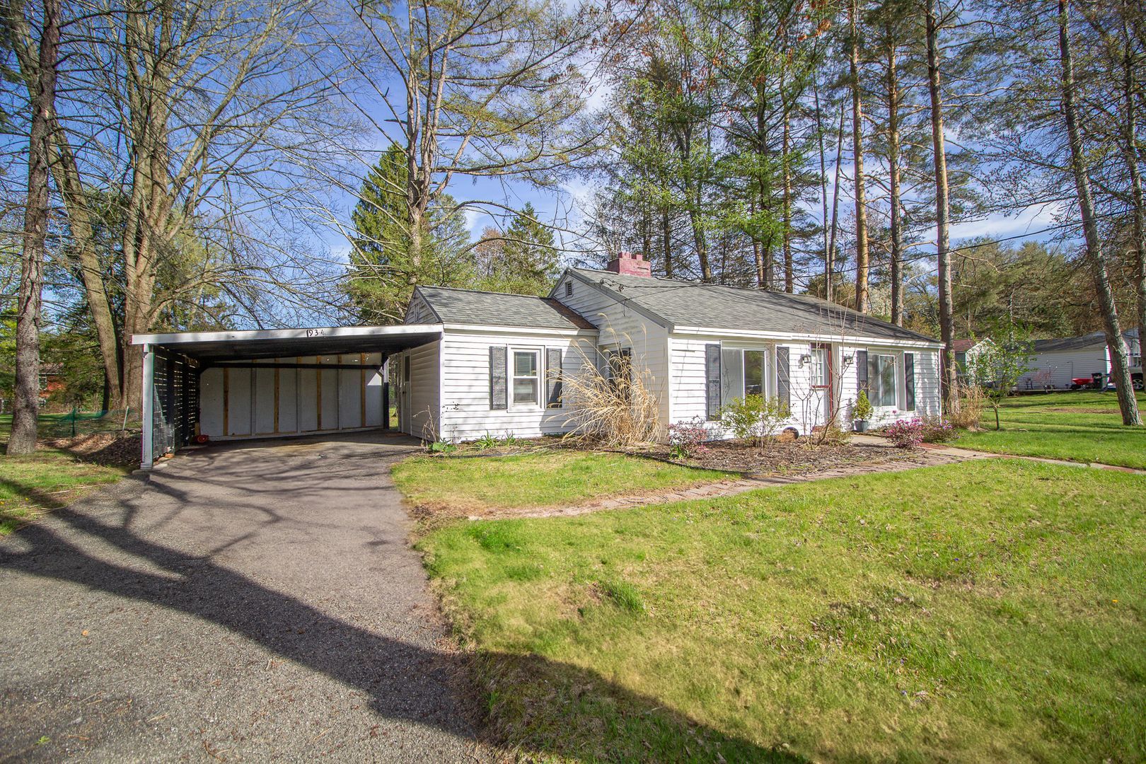 934 Mohegan Rd – photo 2