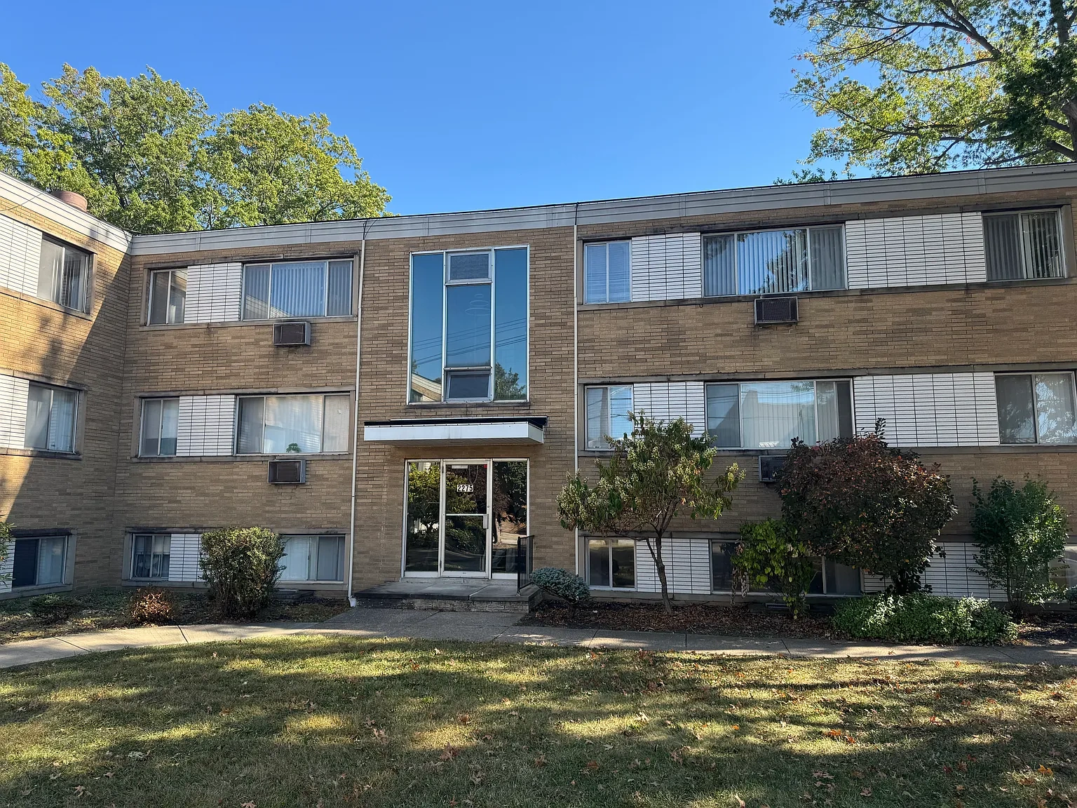 Warren Plaza – photo 1