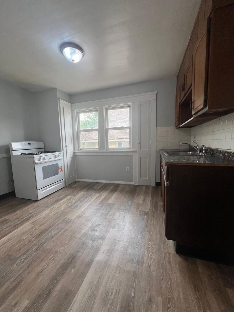 965 Stevenson Rd unit Up – photo 3