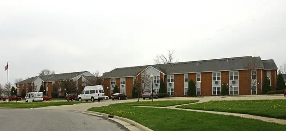 Huron Manor Apartments – photo 2