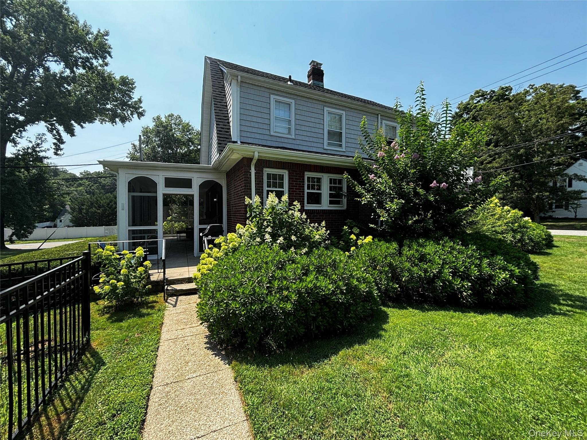 160 W Neck Rd – photo 3