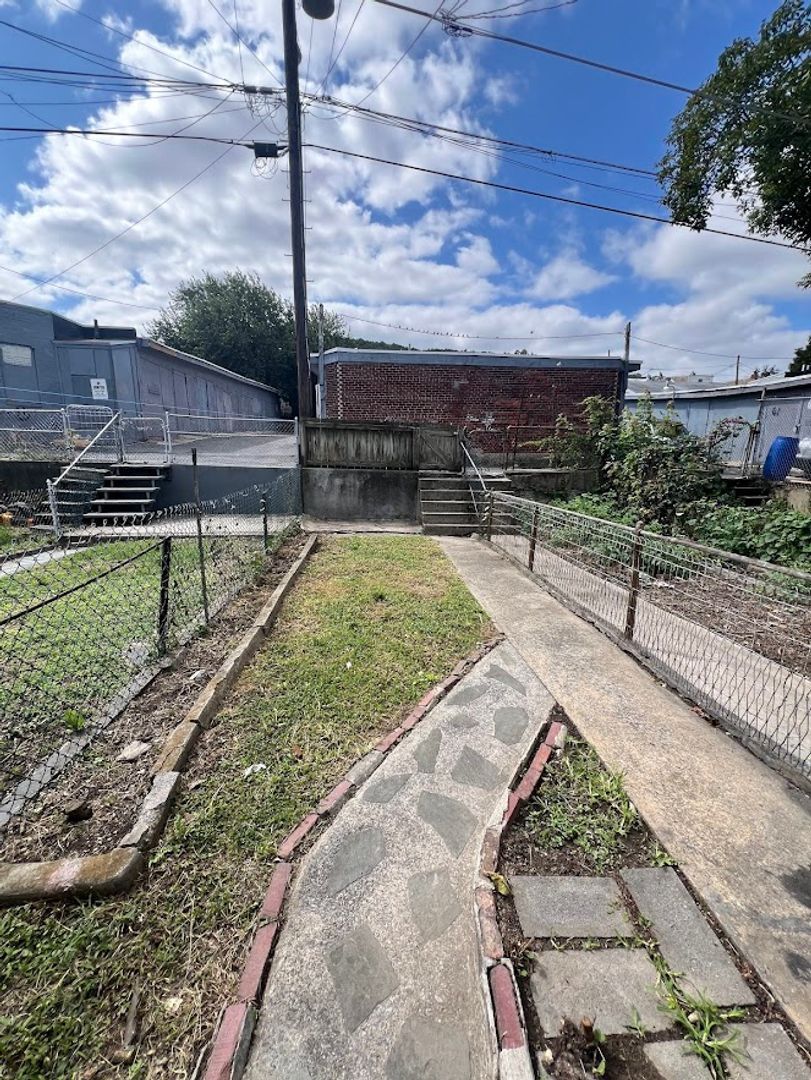1266 Muhlenberg St – photo 4