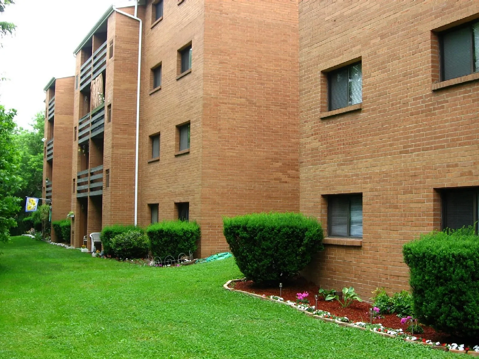 Pebble Creek Court Apartments – photo 2