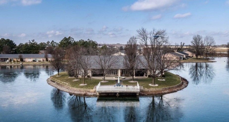 633 Lake Harbor Dr – photo 2