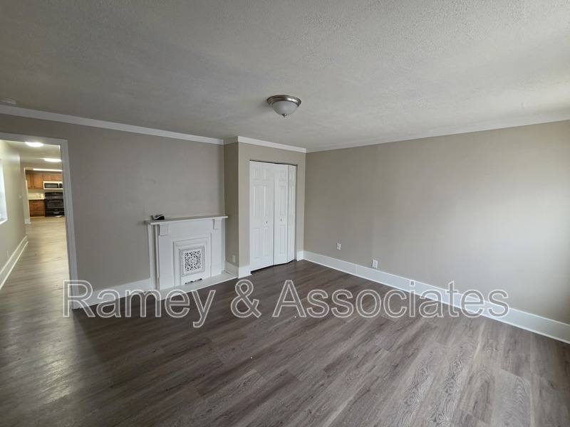 2402 Rowan St – photo 3