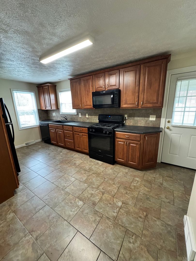 832 Lawrence Ave – photo 5
