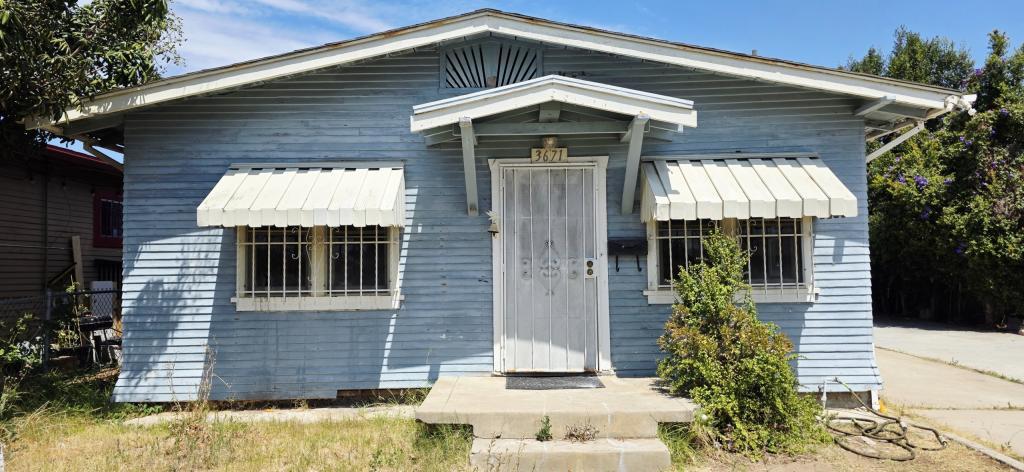 3671 Roselawn Ave – photo 1