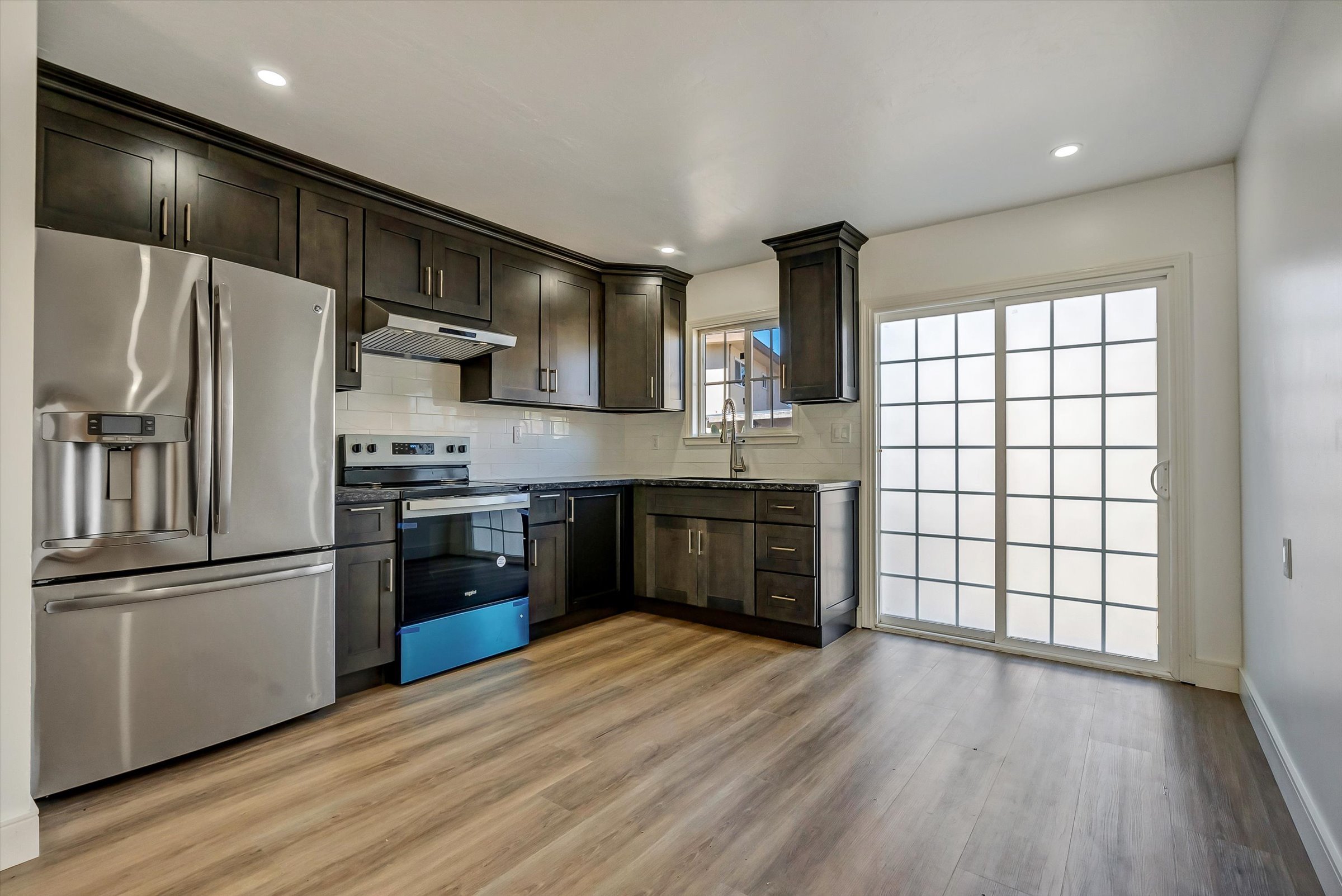 568 Simon St – photo 5