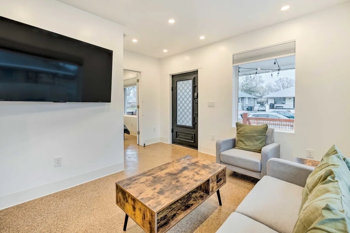 2324 S Green St – photo 2