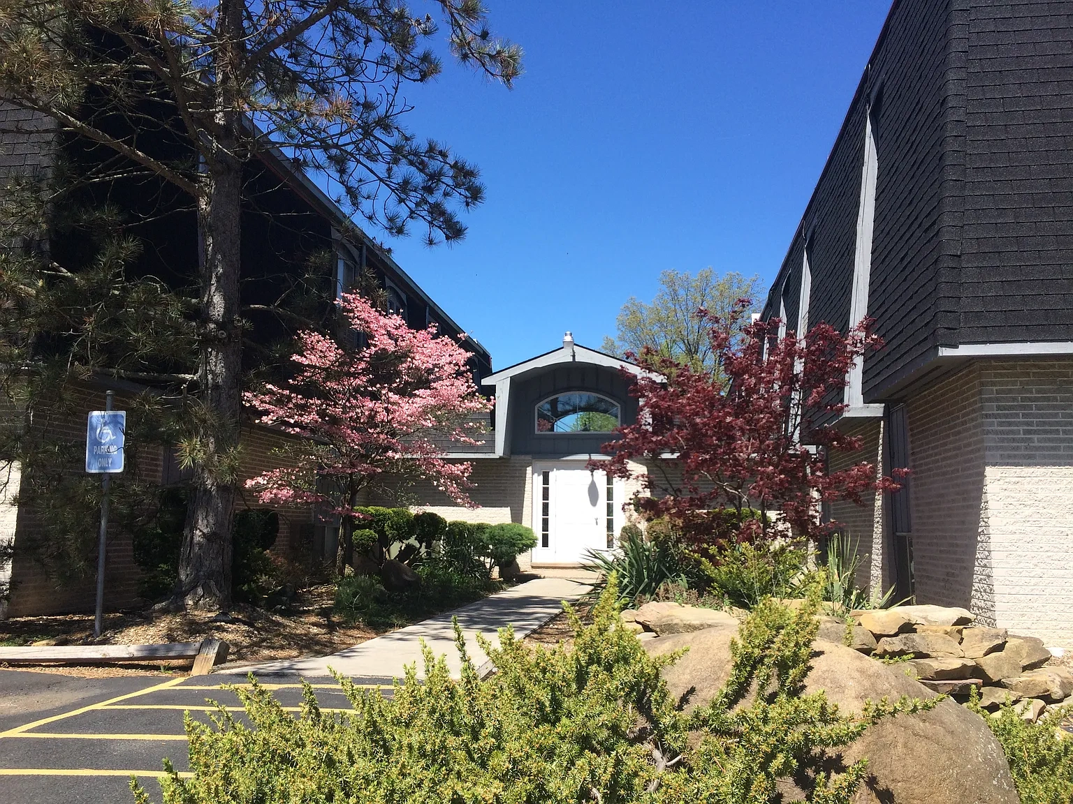 Ridge Plaza Apartments – photo 2