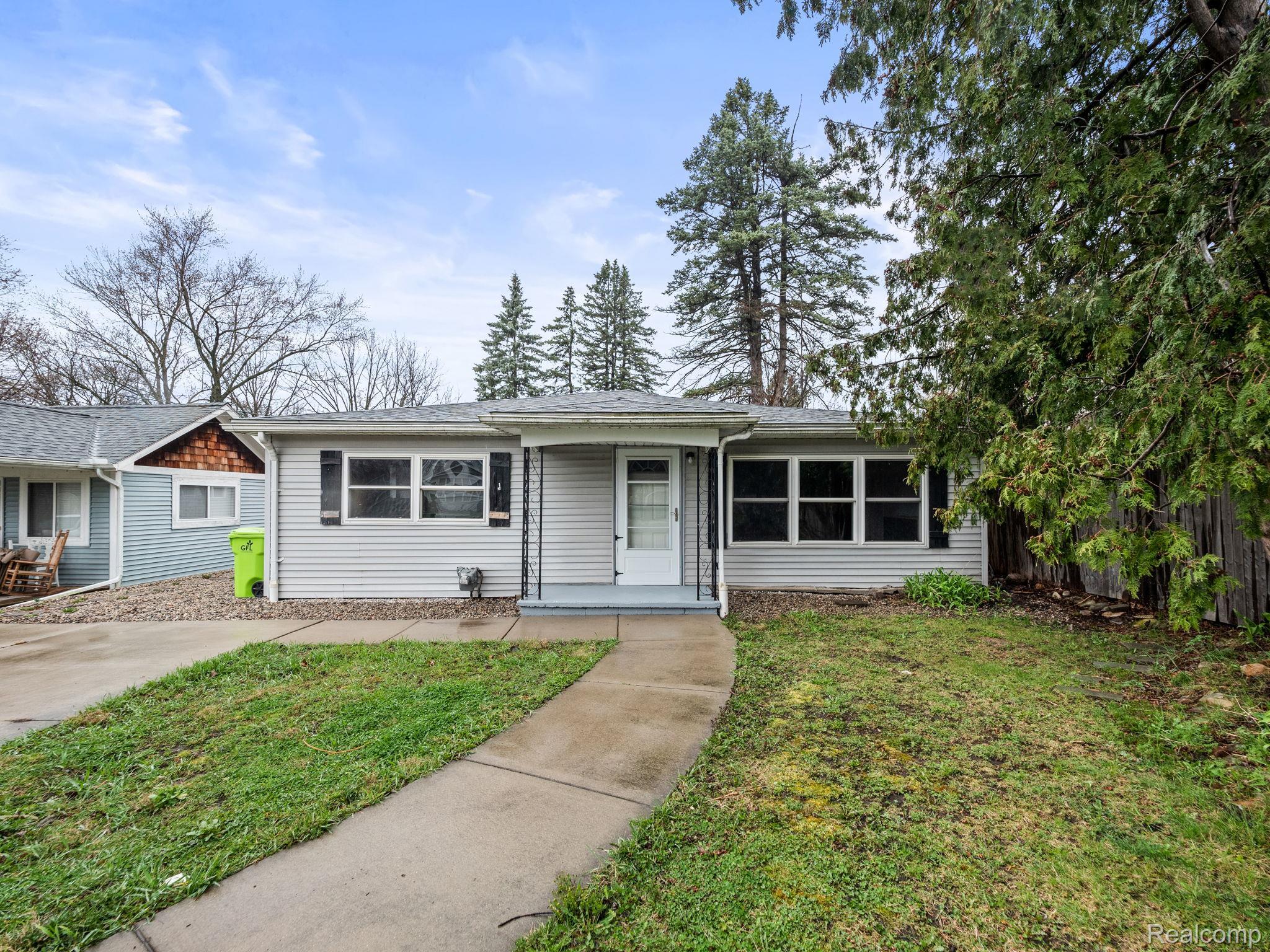 3153 Bessie St – photo 2