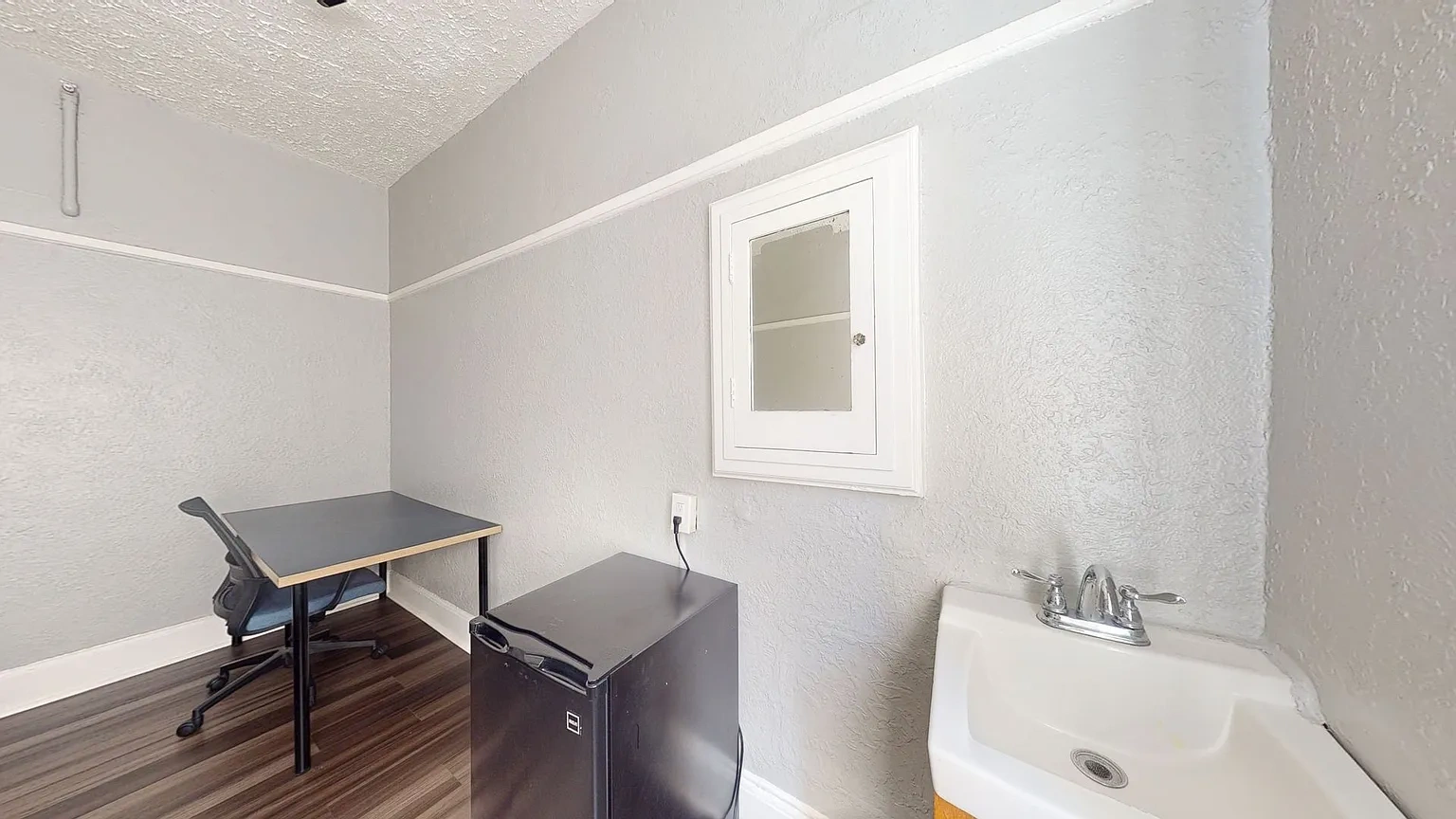 Singles rooms on Shattuck Ave, near UC Campus! Free Wi-Fi on Shattuck Ave! – photo 1