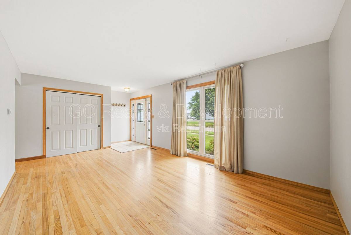 938 Canterbury Dr – photo 3