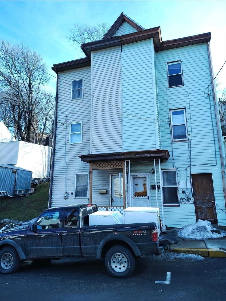 225 Laurel St – photo 1