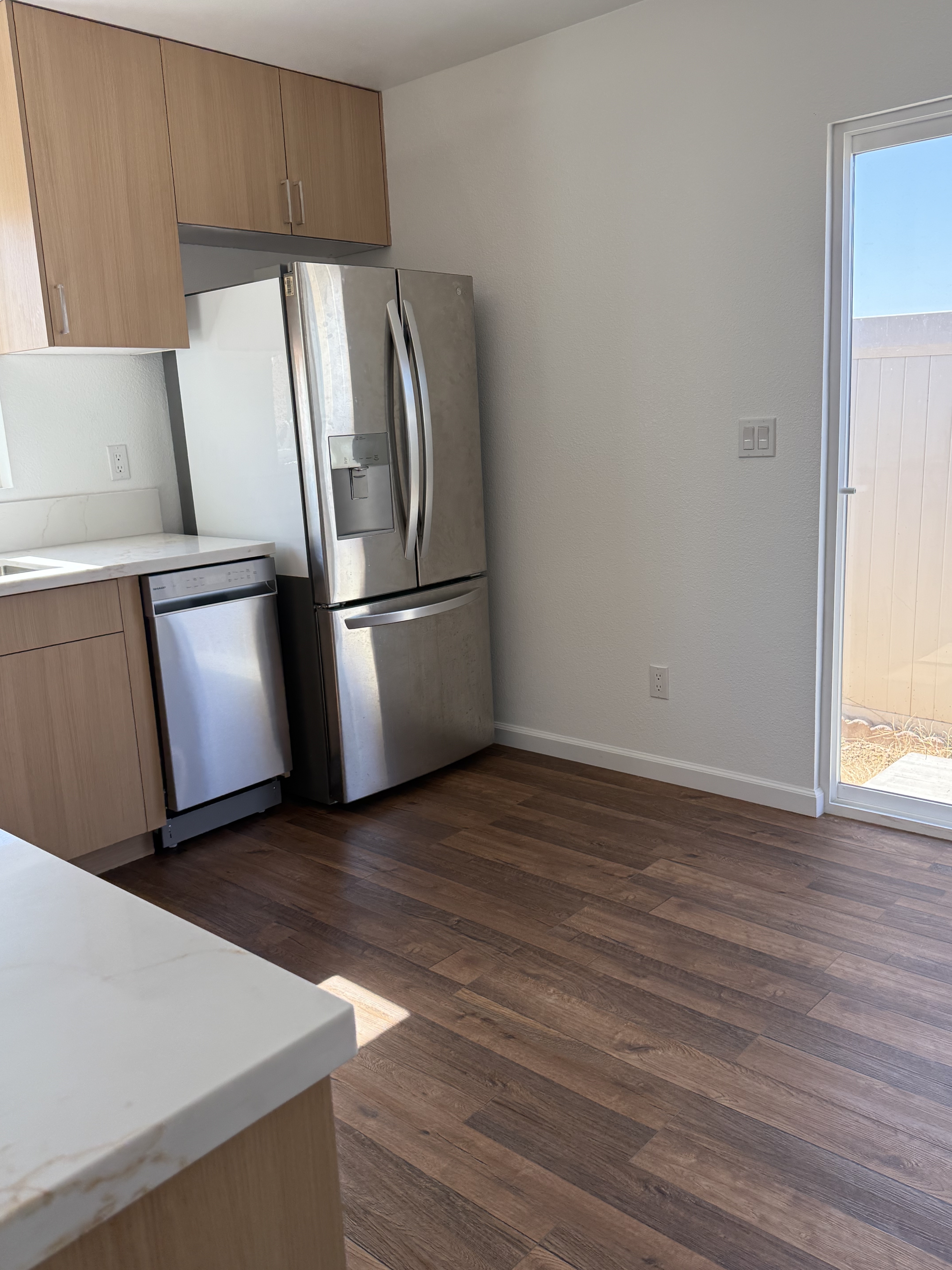 1527 Jasper Ave – photo 4