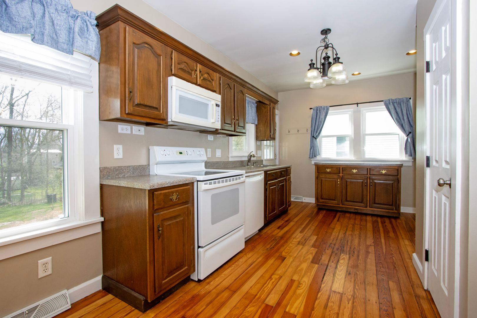 809 Gasche St – photo 2