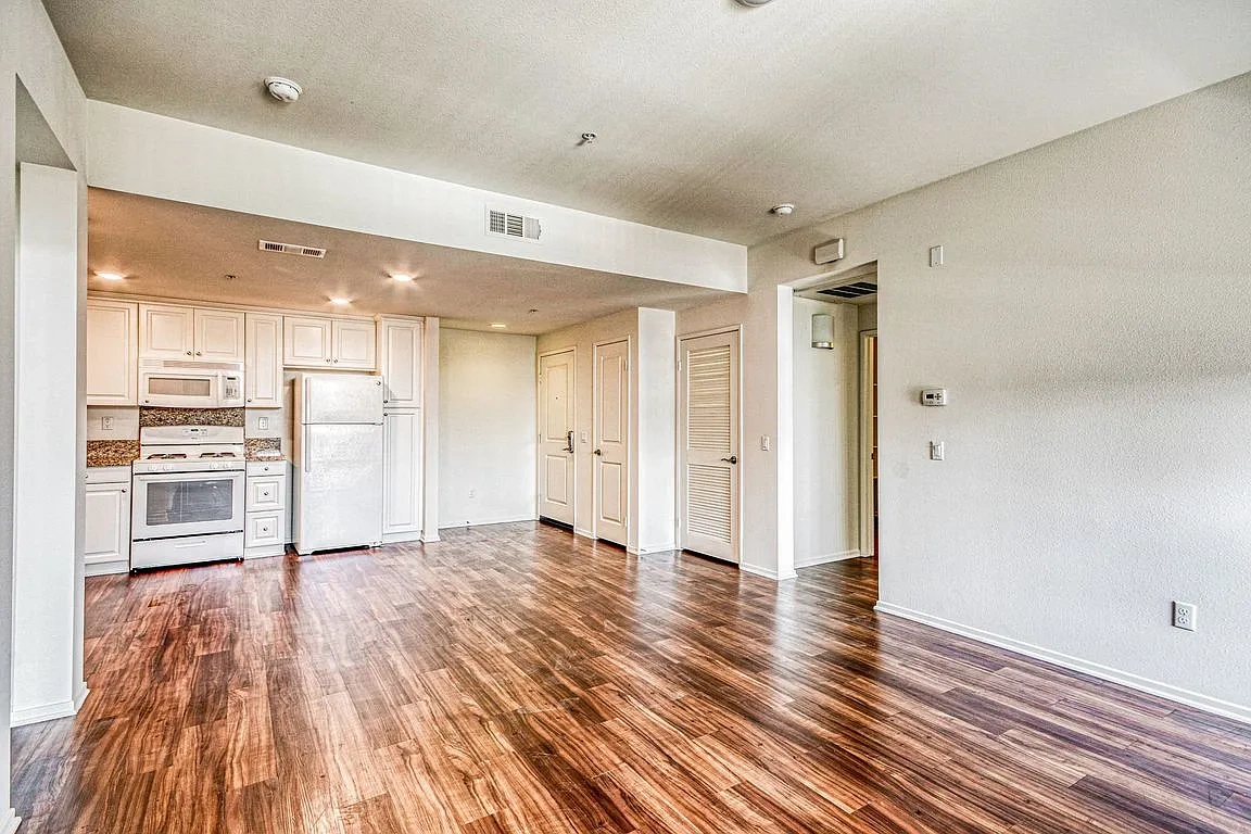 807 West – photo 1