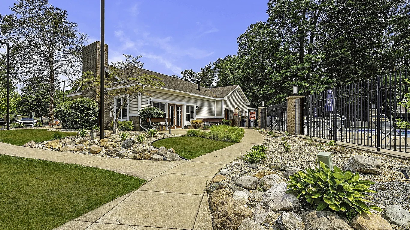 Orchard Lakes Apartments – photo 1