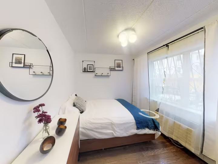 Private Bedroom in 5 Bedroom/3 Bathroom Home – photo 1