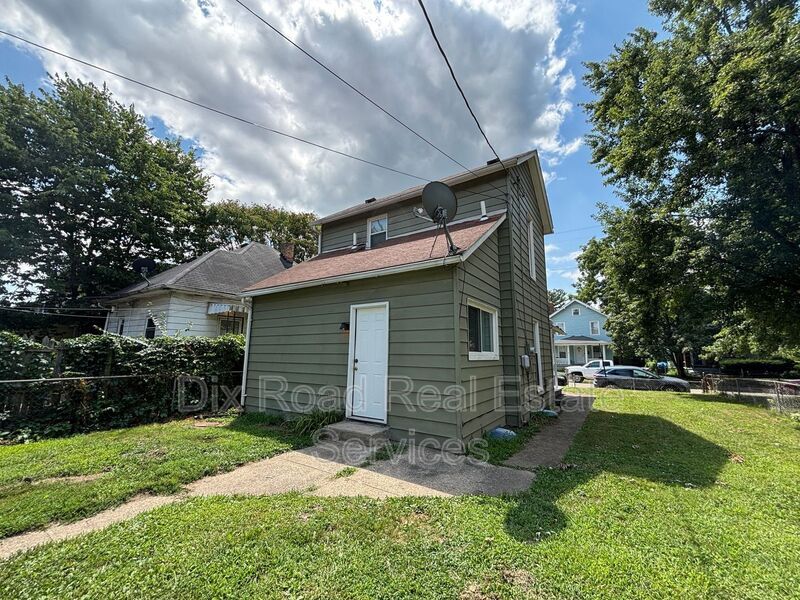 405 Moore St – photo 4