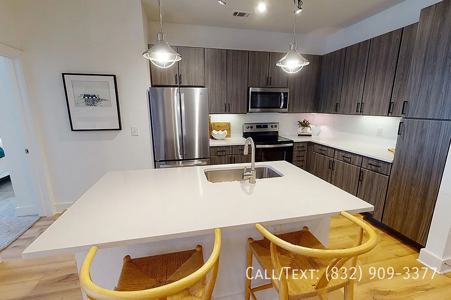 1099 Yale St – photo 2