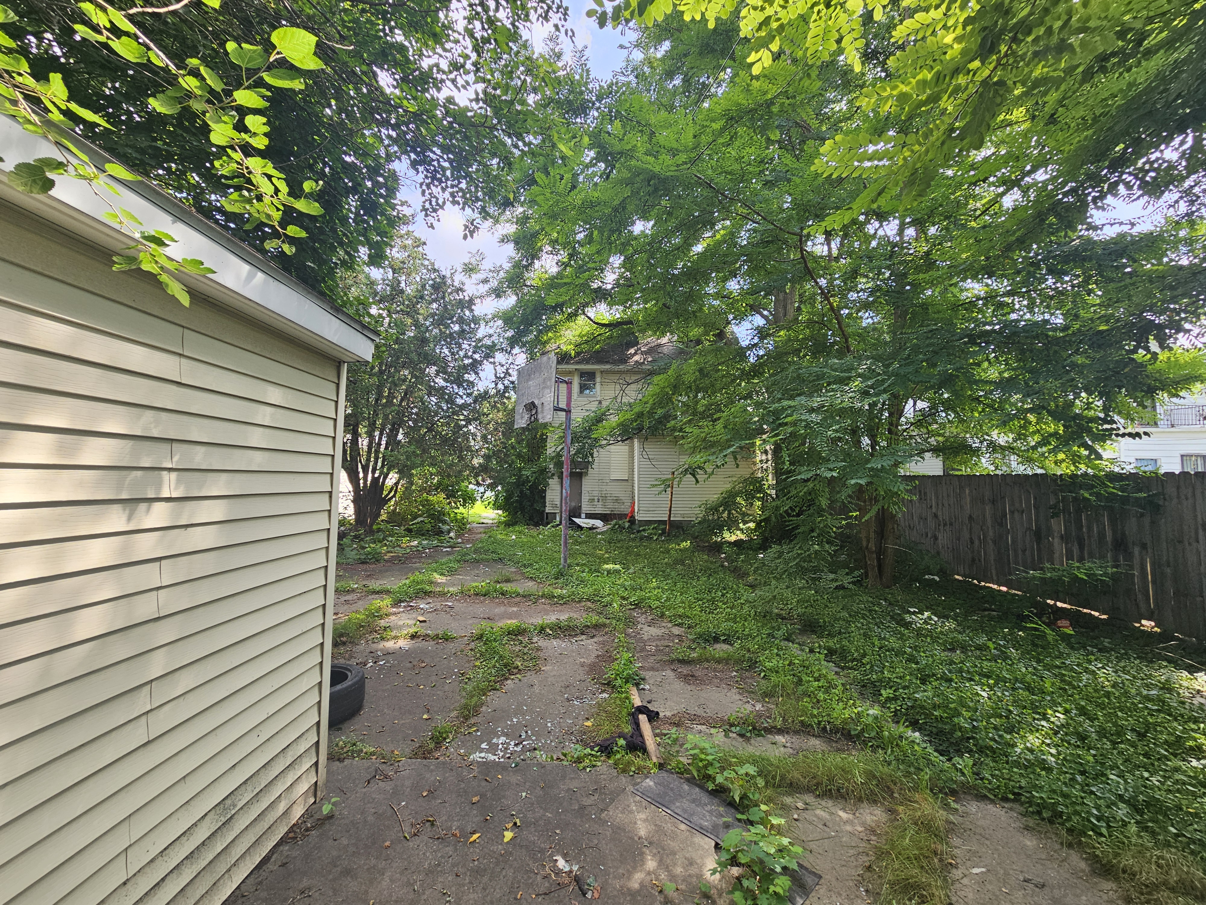 249 E Lake St – photo 4