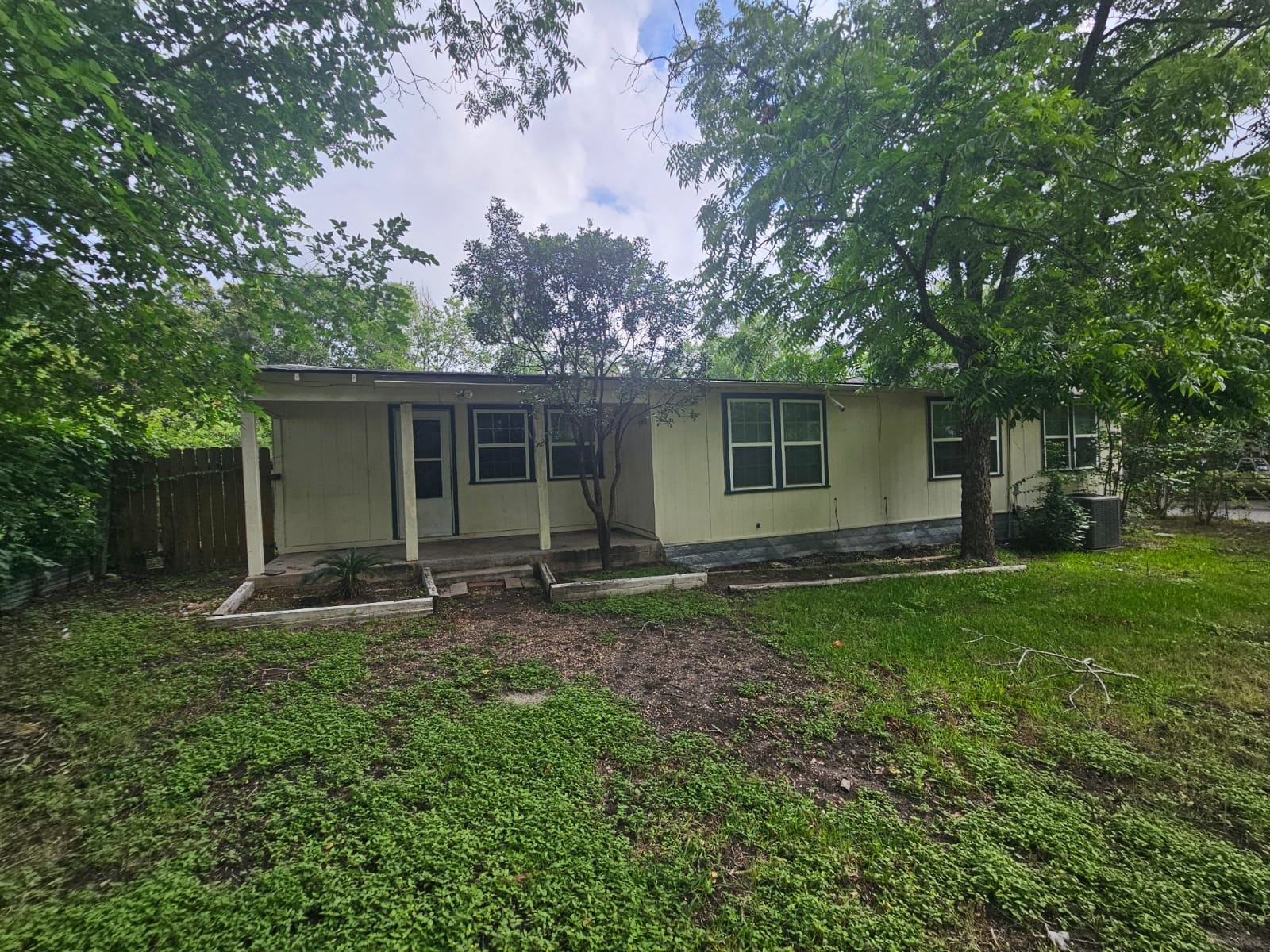 907 Neches St – photo 1